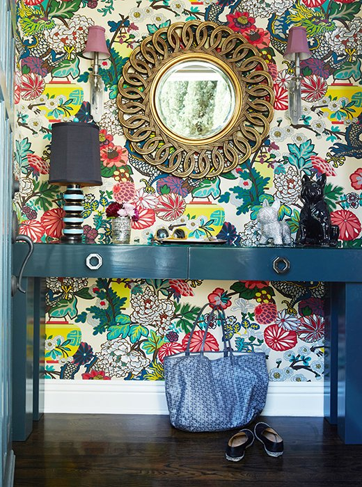 How To Decorate A Room With Busy Wallpaper - Leadersrooms in