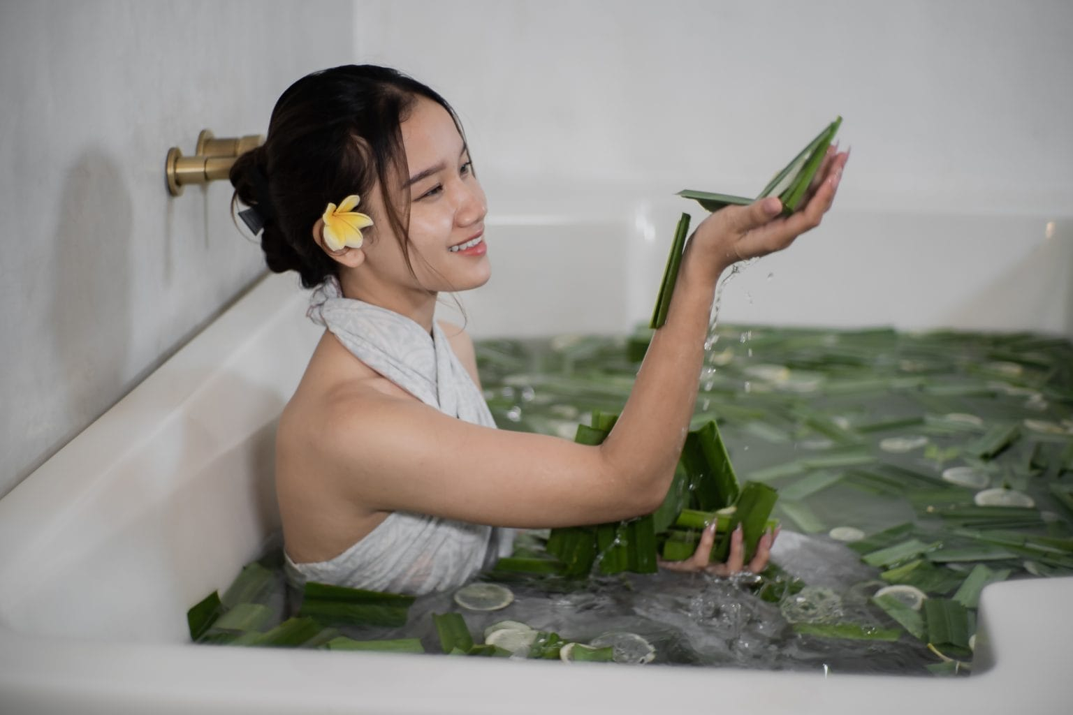 Experience The Tropical Oasis: Unveiling Jaens Spa’s Enchanting Bath ... inside Unveiling the Anjoux Four-Light Bath A Comprehensive Guide