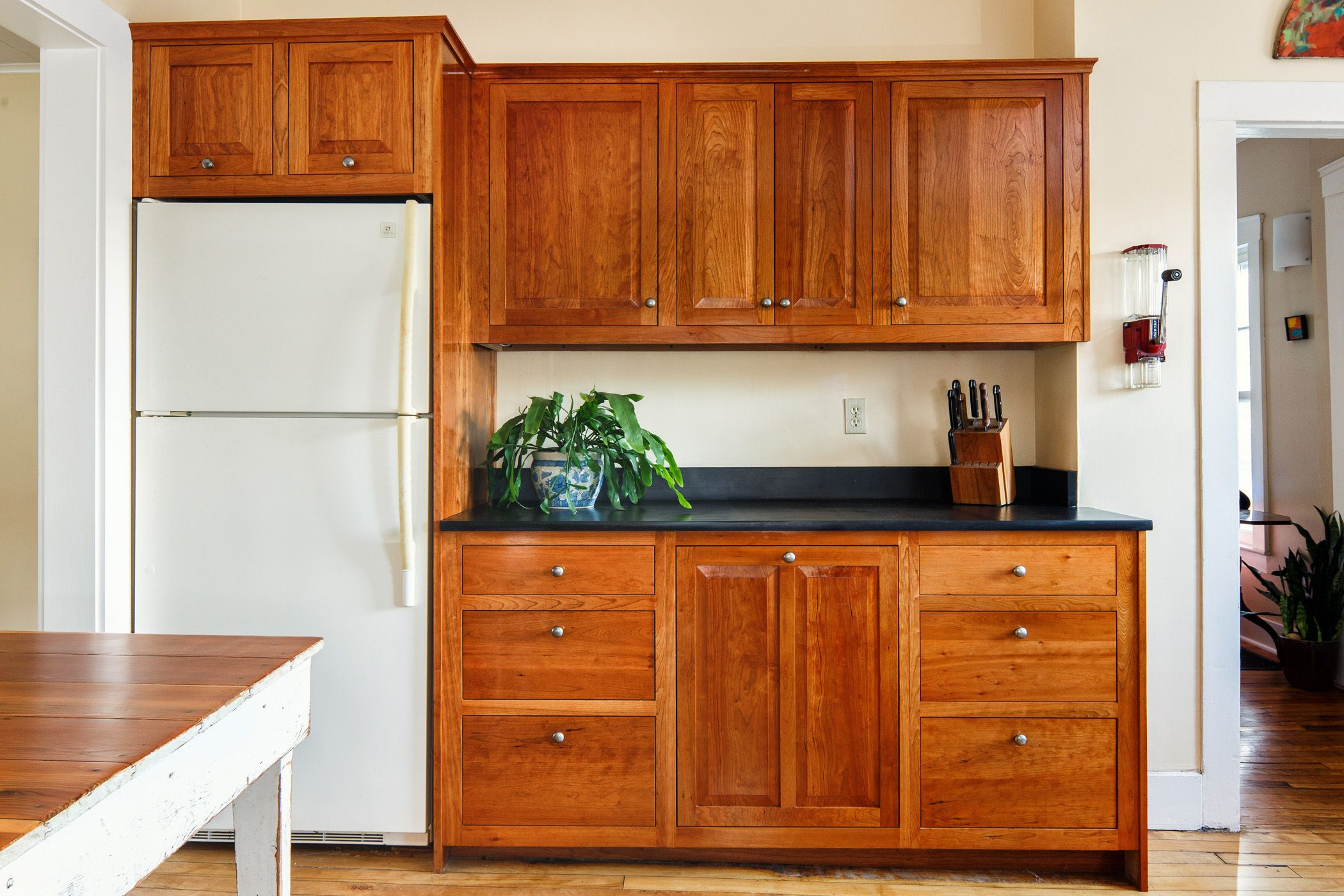 The Versatile Appeal Of Cherry Shaker Cabinets - Home Cabinets in