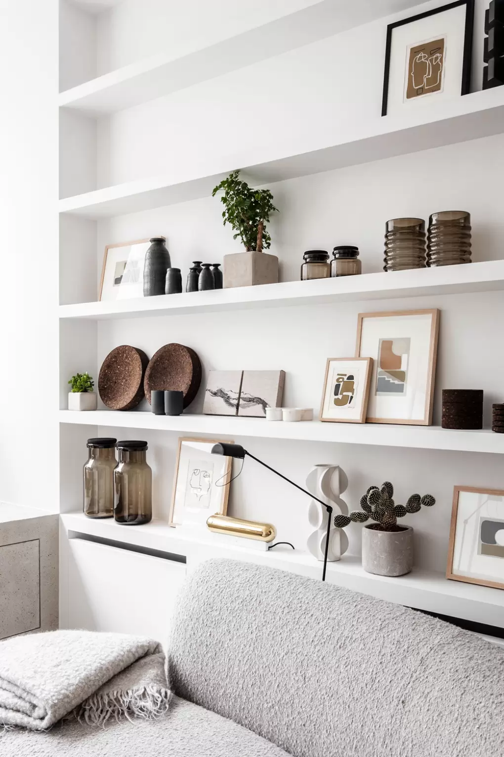 30+ Modern Living Room Shelf Decor for Modern Shelf Decor