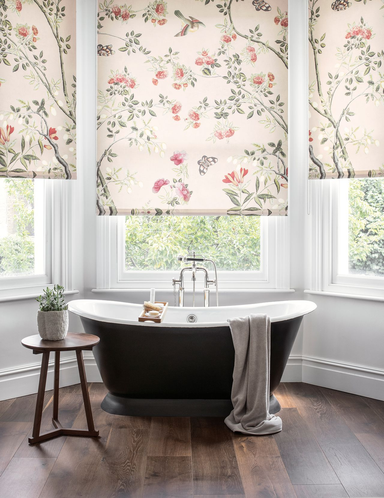 Bathroom Blind Ideas: 10 Beautiful Ways To Frame Windows | Homes And ... for Bathroom Blind Design