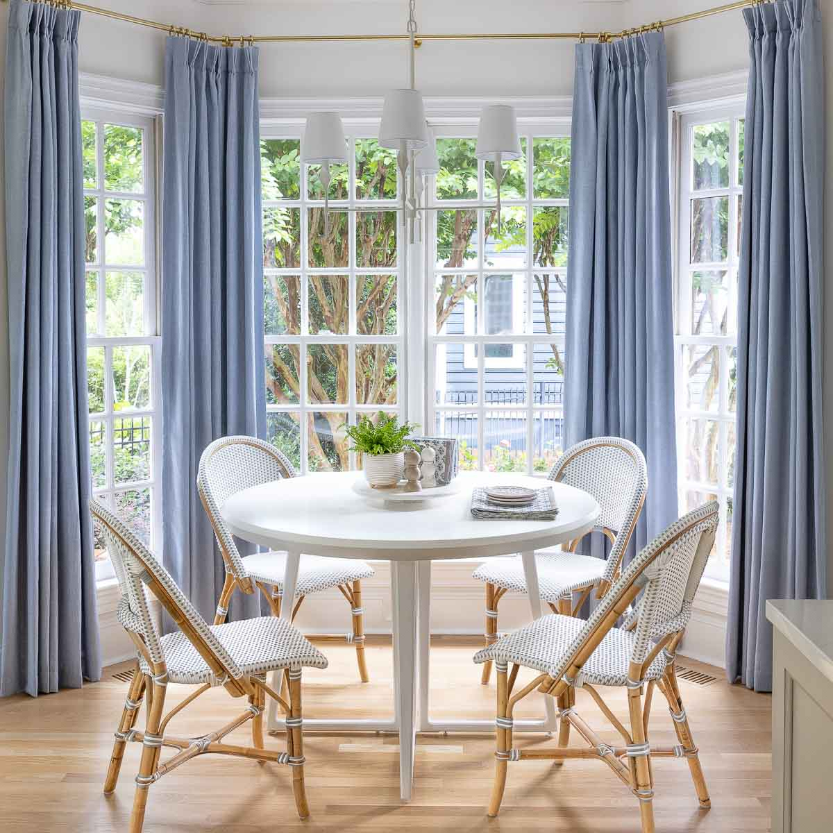 How Do I Hang Curtains In A Bay Window: Expert Tips Revealed - Sofanest for Dining Room Curtain Hacks